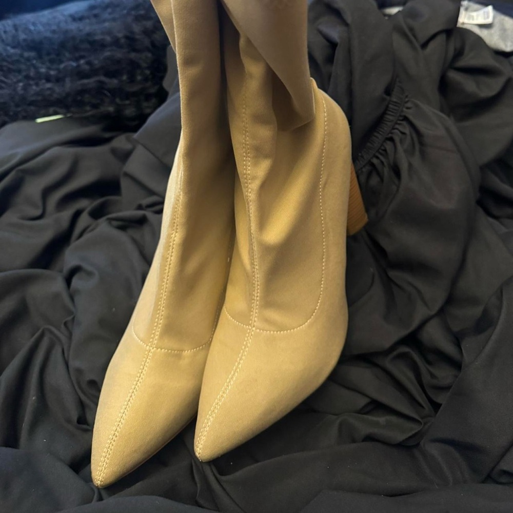 Elegant Tan Women's Boots